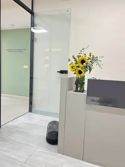 فضای داخلی مطب Drgravand در ونک تهران